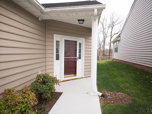 3rd image of 316 Legacy Oaks Cir