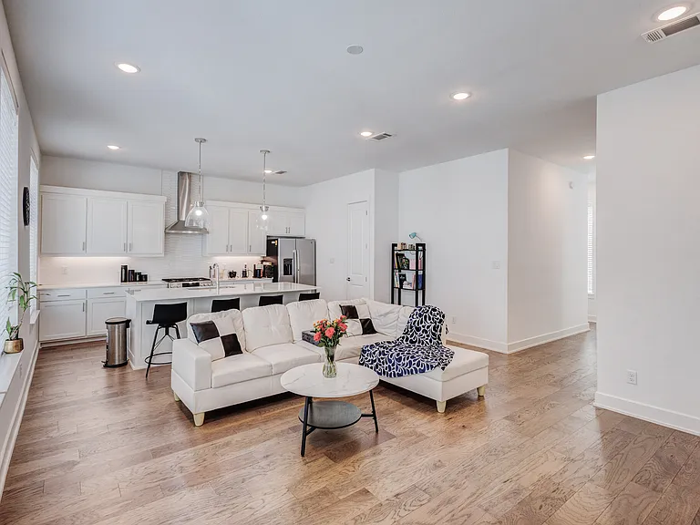 114 E Chester Ct — Photo 1