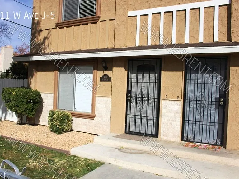 411 W Avenue J #5 — Photo 3