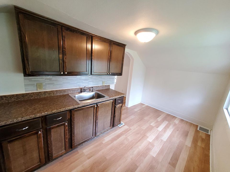 1st image of 707 1/2 Elm St