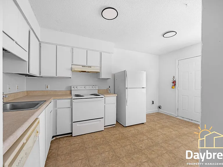 10910 Queen Ann Ct — Photo 8