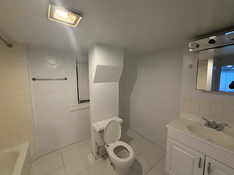 1645 W Beach Ave #G — Photo 25