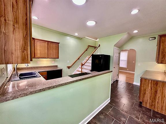 5th image of 827 Ann St