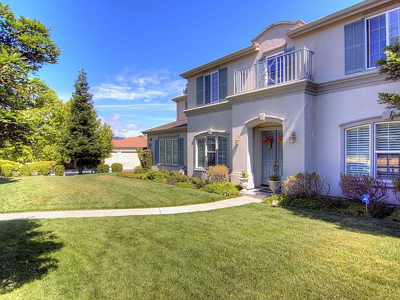 Gorgeous Private Front Yard Grass Area