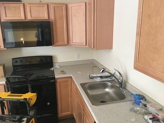 5th image of 323 College St Unit 10