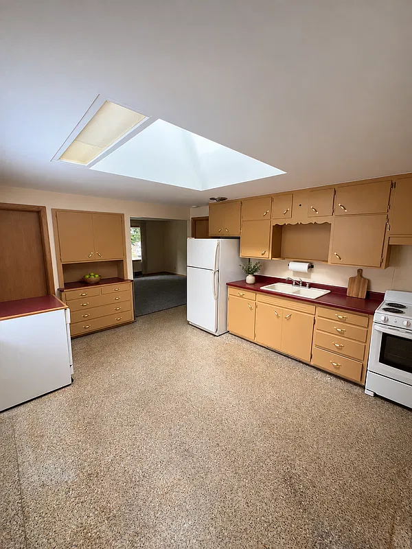 2 bed, 1.0 bath, 1110 sqft, $1,299 — Photo 2