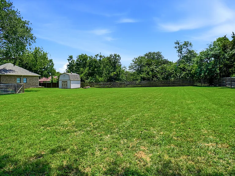 2412 Emerald Cir — Photo 31