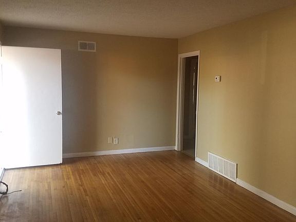 4th image of 555 Byron Dr