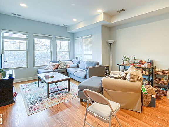 2nd image of 920 W Buena Ave APT 2E