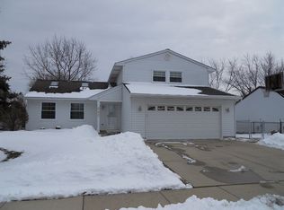 865 Stonehurst Dr, Roselle, IL 60172
