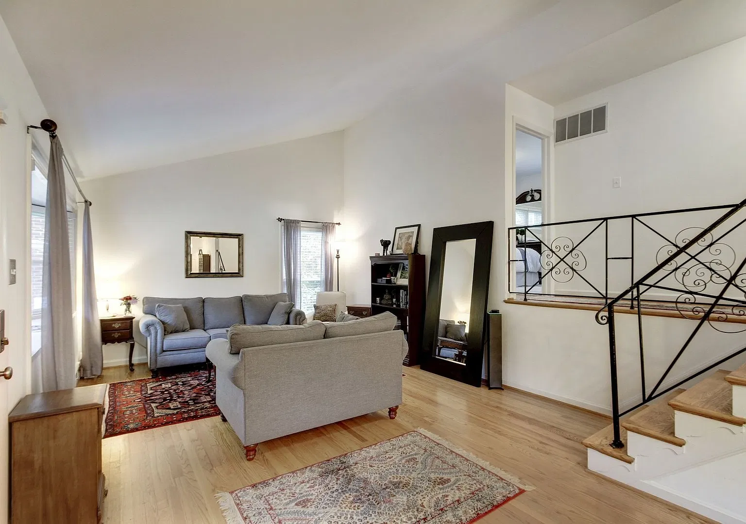 3 Bed 2 Bath - Silver Spring Split Level - Move In Ready — Photo 2