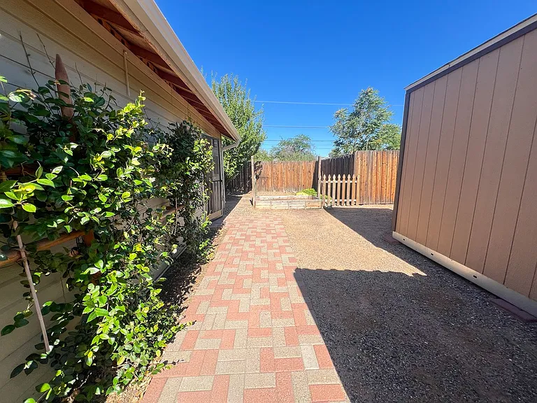 626 S Park Cir — Photo 8
