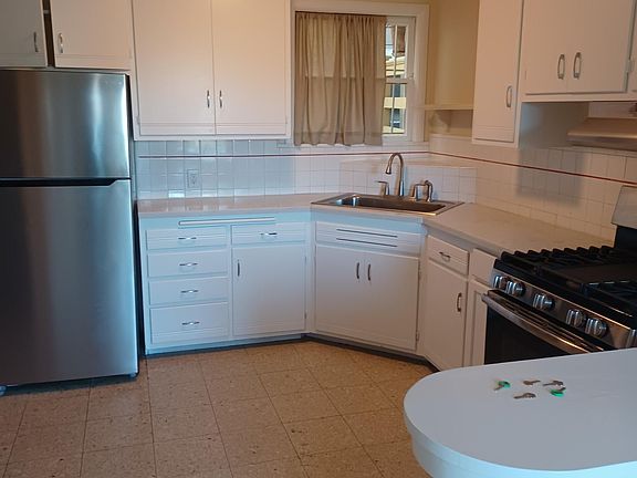 3rd image of 79 Iris Ave