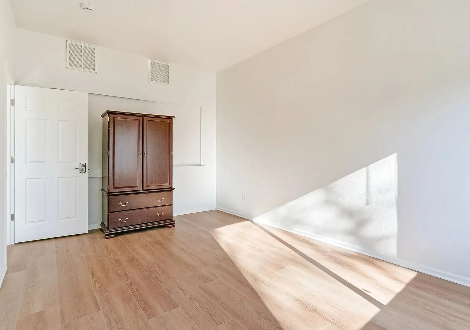 5178 N Netherland St — Photo 2