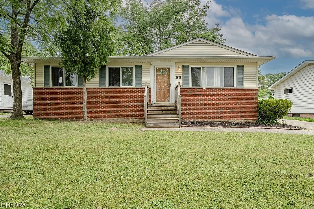 4873 Donovan Dr photo 1