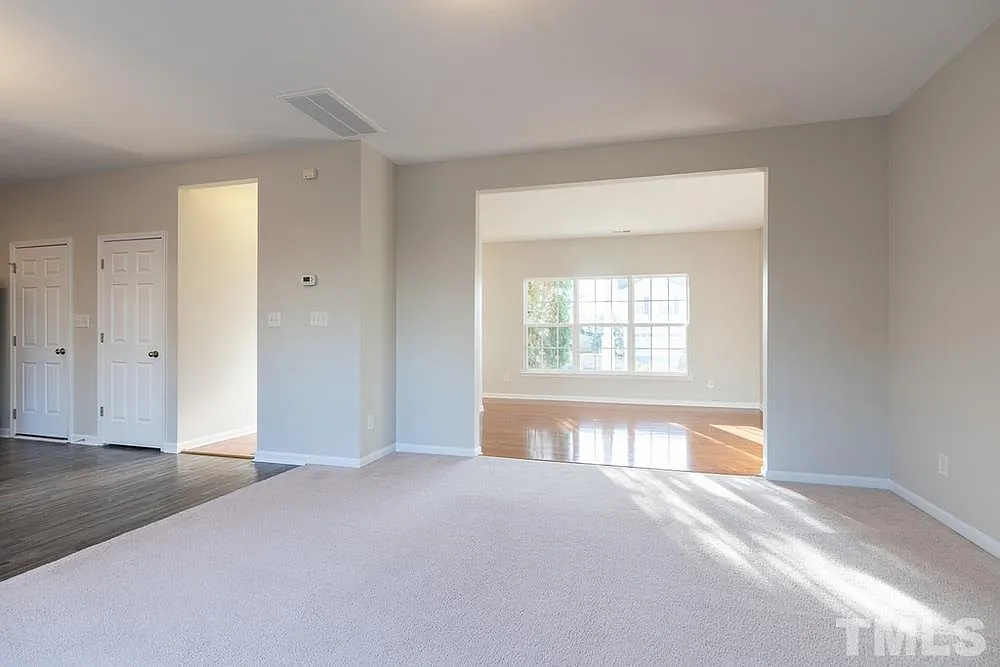 4 bed, 2.5 bath, 1900 sqft, $2,300 — Photo 4