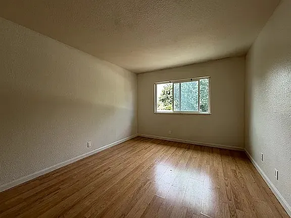 Spacious 2-Bedroom in Downtown San Leandro Hardwood Floors, Parking Available — Photo 2