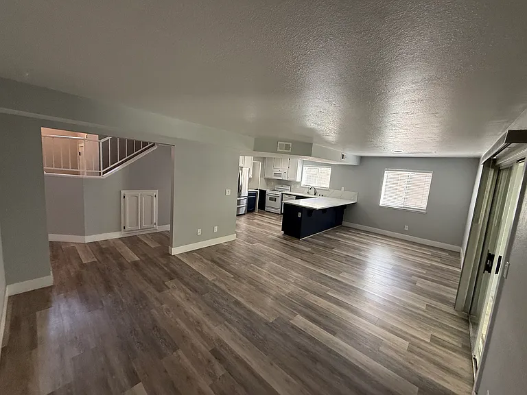 907 Elm St — Photo 15