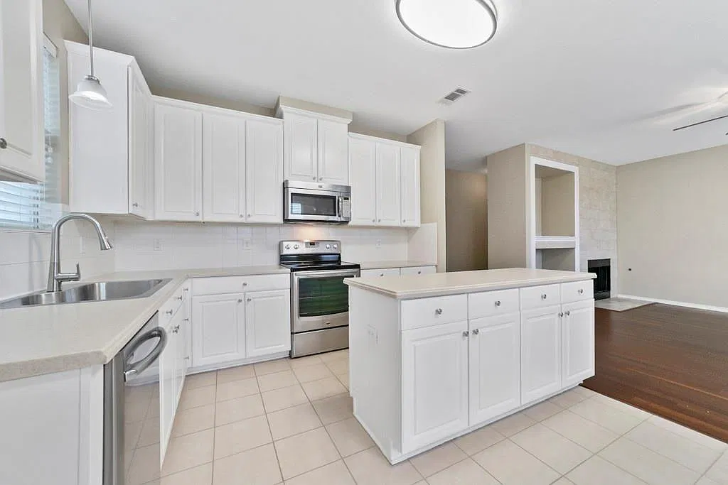 5 bed, 2441 sqft, $2,800 — Photo 2