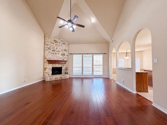 3rd image of 409 Lone Oak Ct