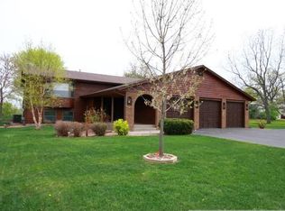 493 Skyview Ln, Carver, MN 55315