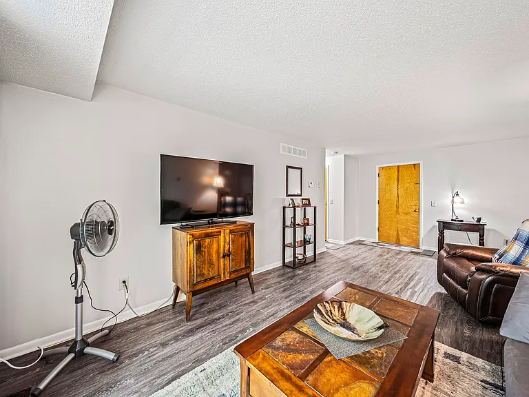 Heatherstone Apartments — Photo 40