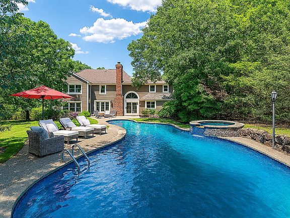 5th image of 98 Spring Pond Ln