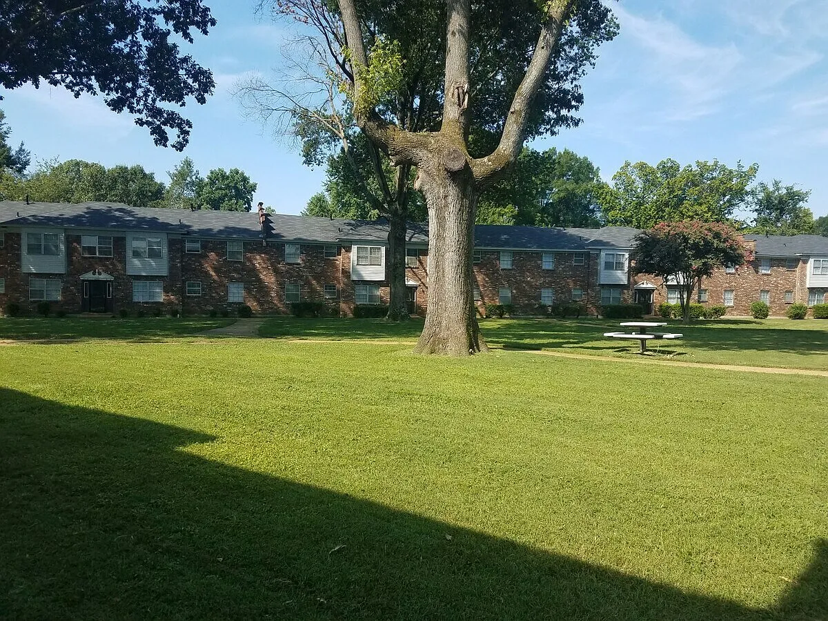 Courtyard @ Waring Park — Photo 2