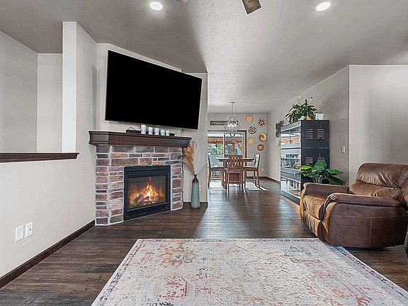3rd image of 512 Pebblestone Cir