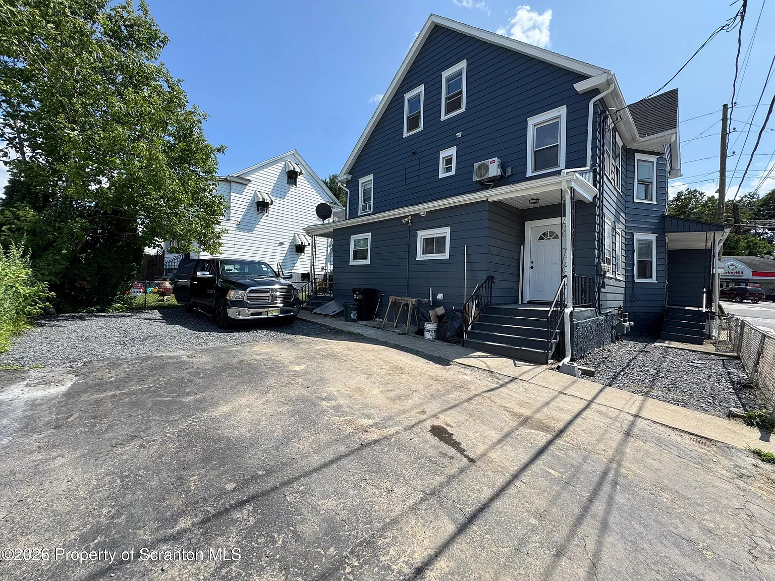 4 bed, 2.5 bath, 2000 sqft, $2,300 — Photo 3
