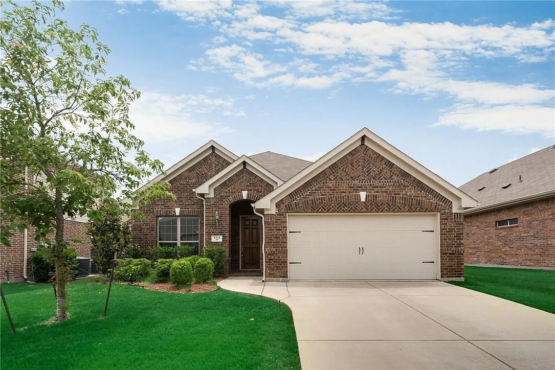 3 bed, 2070 sqft, $2,300 — Photo 1