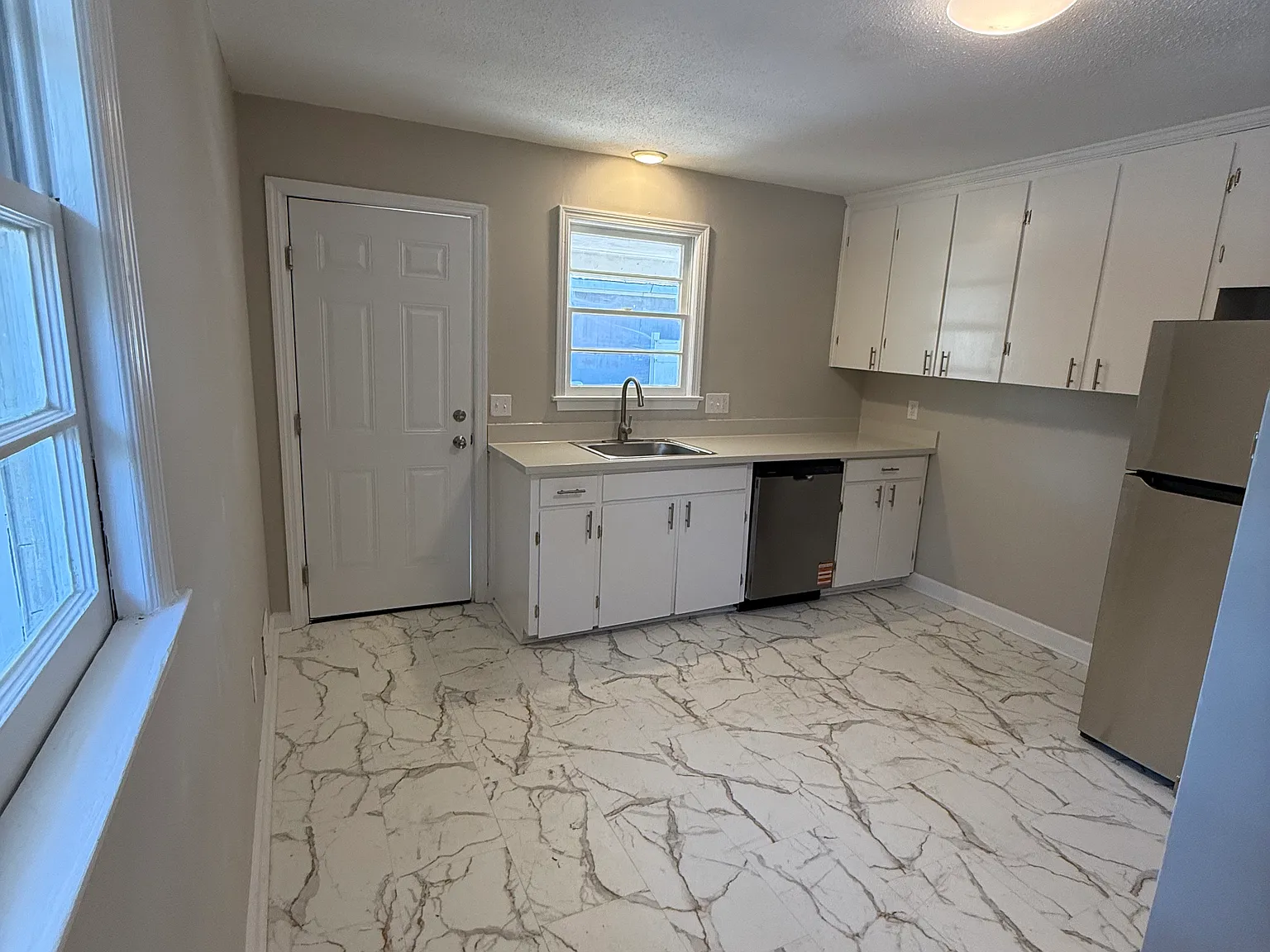 3 bed, 1.5 bath, 1319 sqft, $1,600 — Photo 4