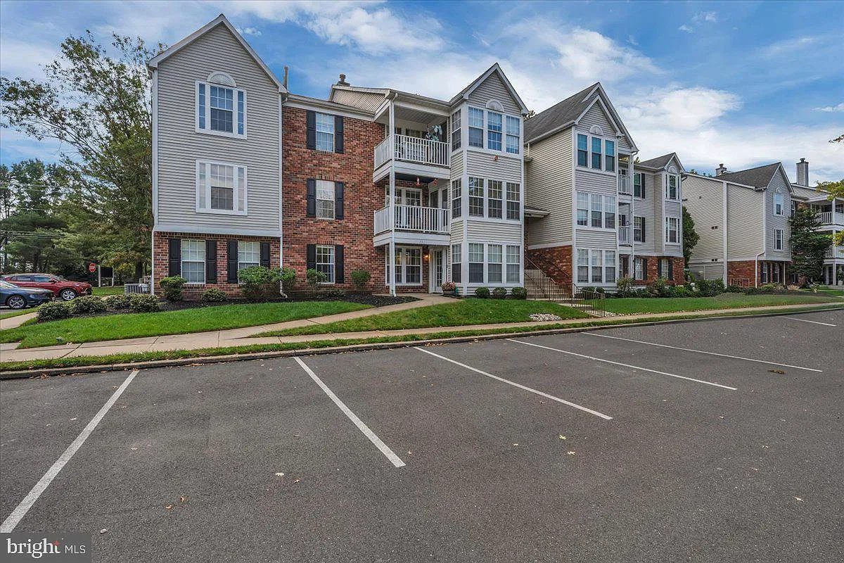 2 bed, 2.0 bath, 1000 sqft, $2,450 — Photo 2