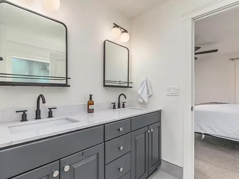 1222 E Franklin St — Photo 15