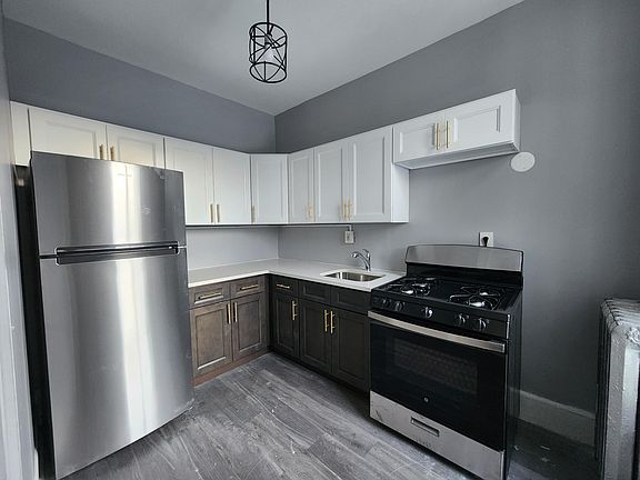 4th image of 261 Grand St Unit 1B