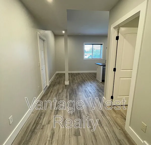 1414B Black Mountain Cres — Photo 9