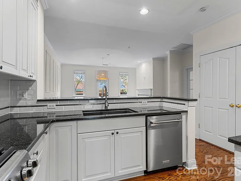 1192 Hampton Gardens Ln — Photo 12