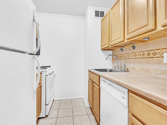 4th image of 414 W 54th St APT 4E