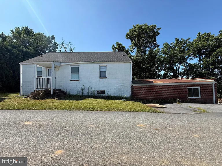1575 Hunsecker Rd — Photo 2