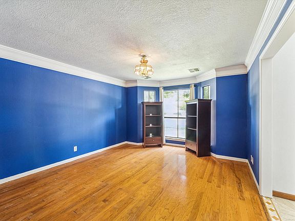 5th image of 2739 Blue Glen Ln