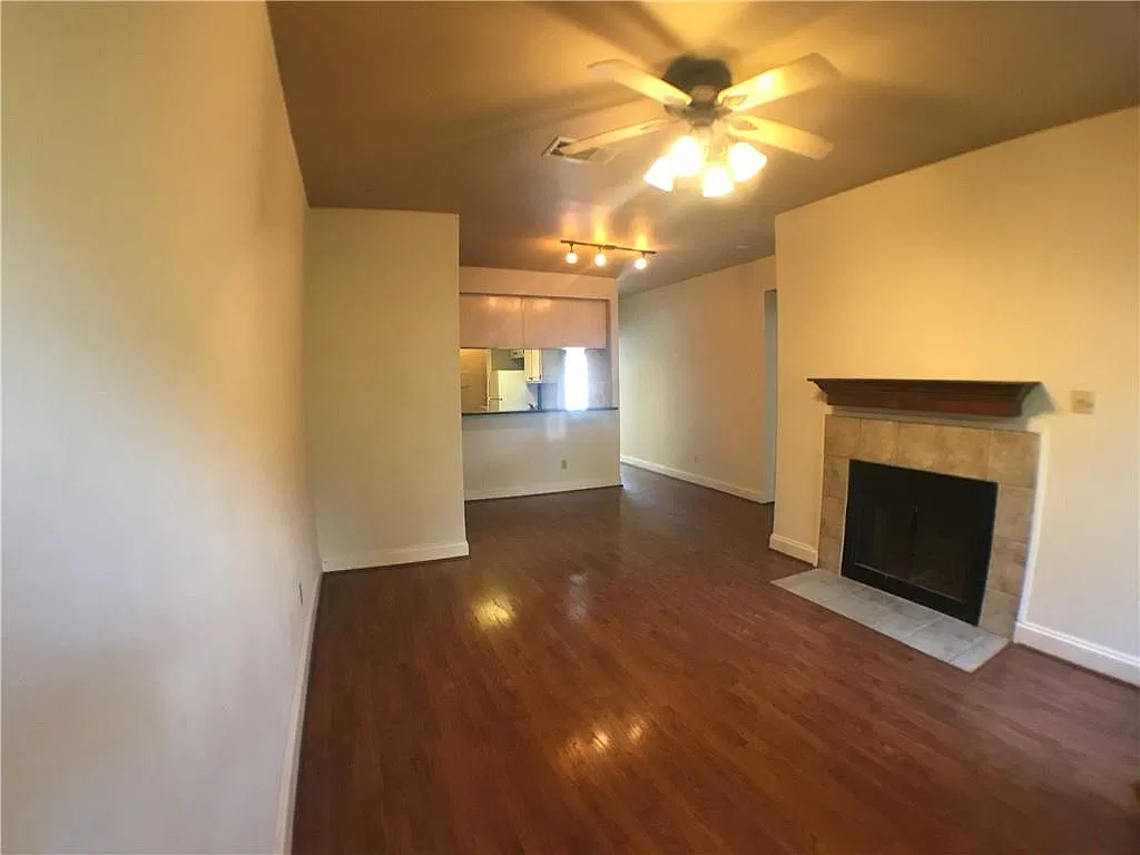 2 bed, 2.0 bath, 904 sqft, $2,200 — Photo 3