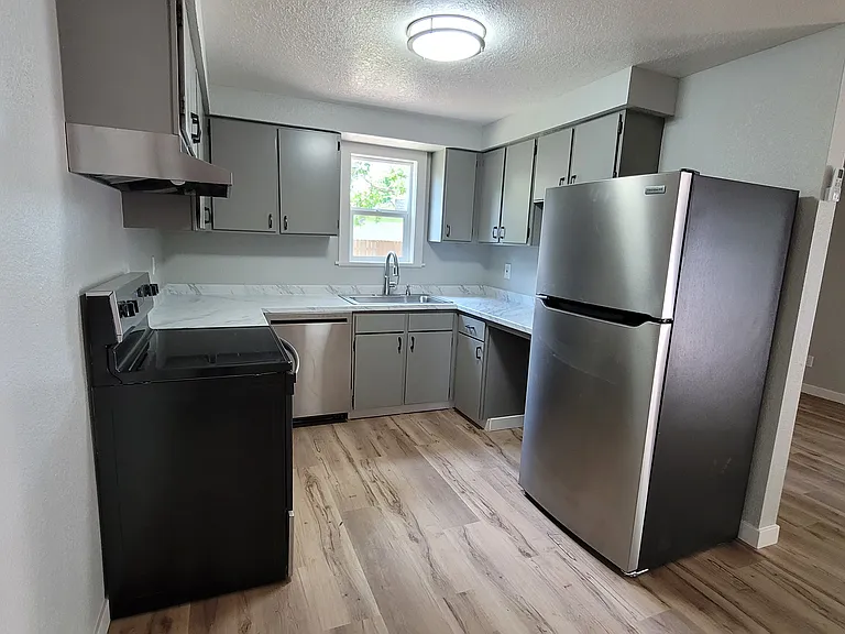 580 Manor Way — Photo 6