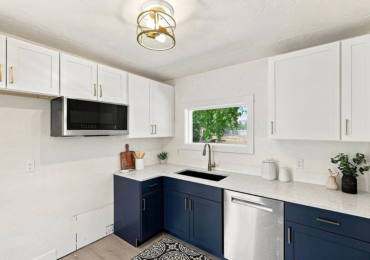 Newly Remodeled 4 bedroom, 2 bathroom home in Spokane Valley Available Now! — Photo 3