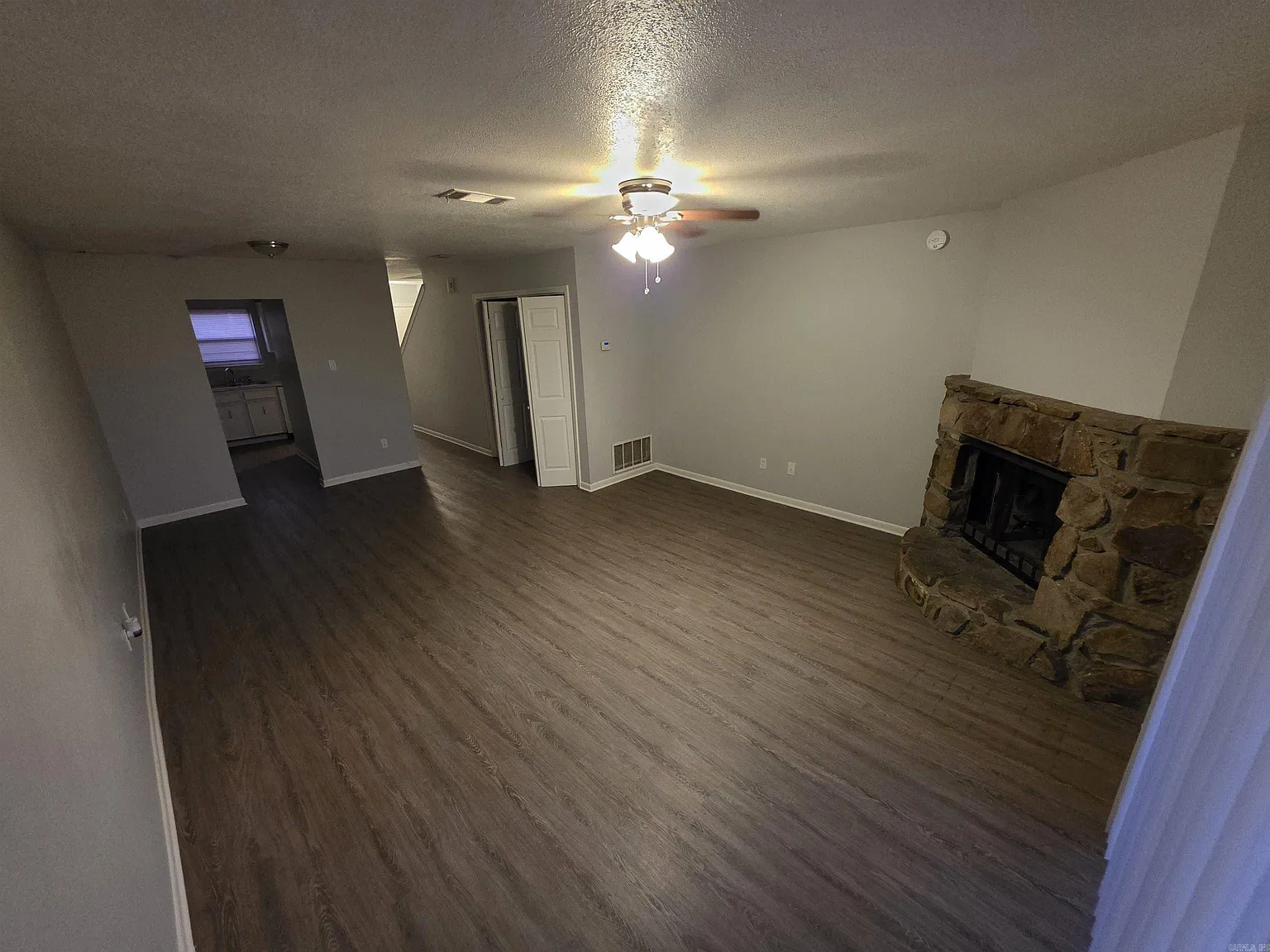 2 bed, 1.5 bath, 875 sqft, $1,000 — Photo 3