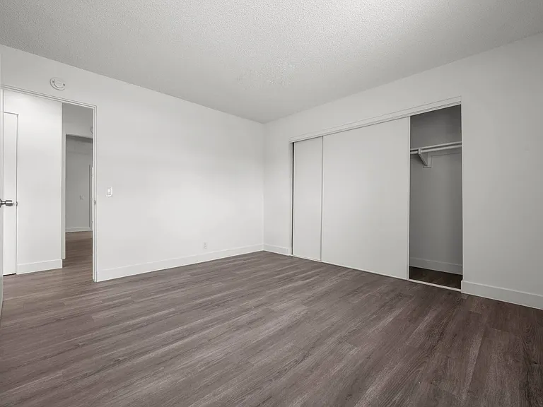 Sunset Square Apartments — Photo 46