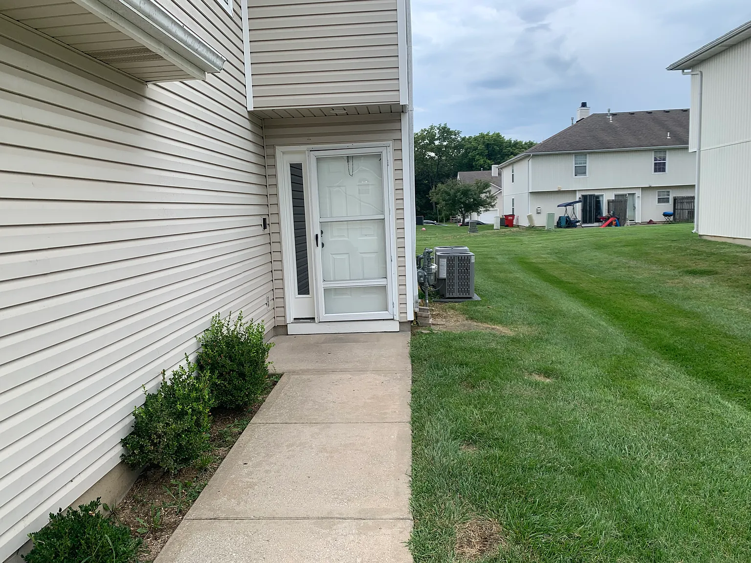 3 bed, 2.5 bath, 1460 sqft, $1,250 — Photo 2