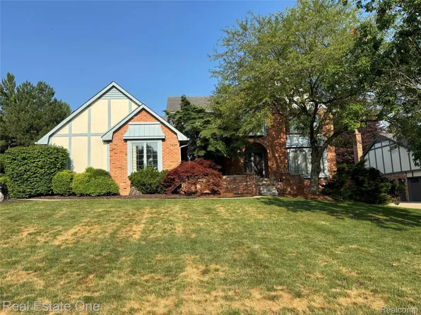 1752 White Water Dr, Rochester Hills, MI 48309