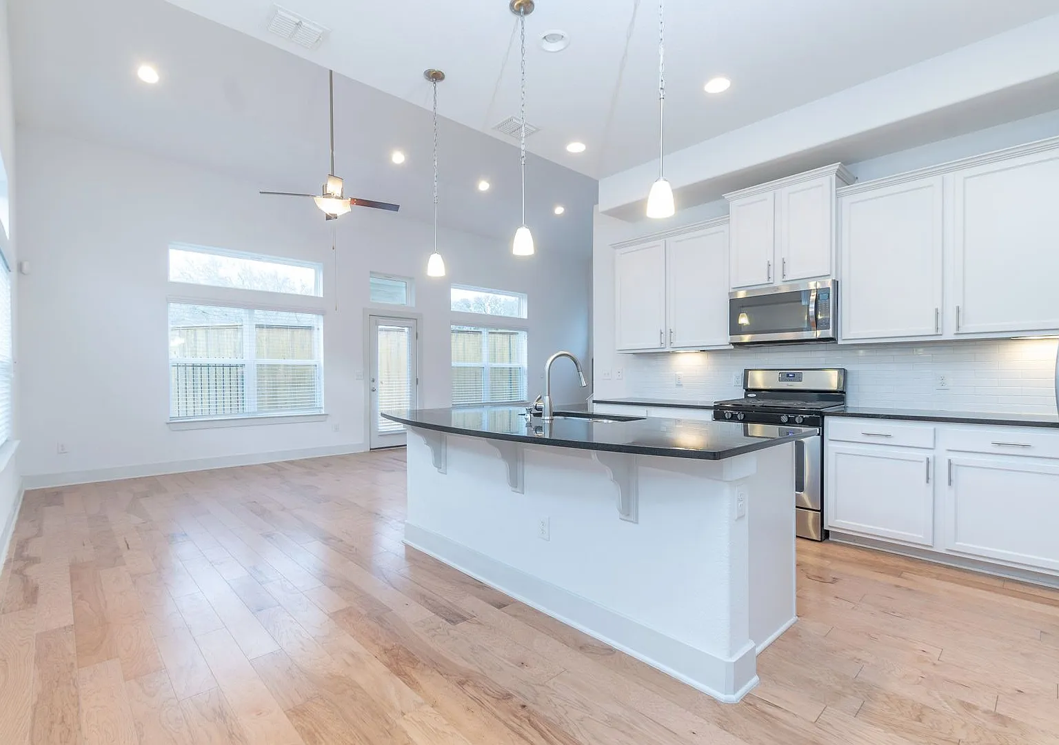 Huge Home in Perfect South Austin Location — Photo 3