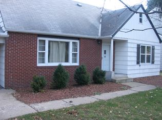 2212 Haddington Rd, Roseville, MN 55113