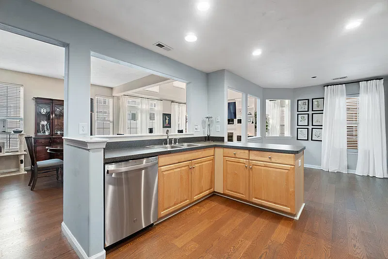 3 bed, 2.5 bath, 1715 sqft, $2,500 — Photo 3